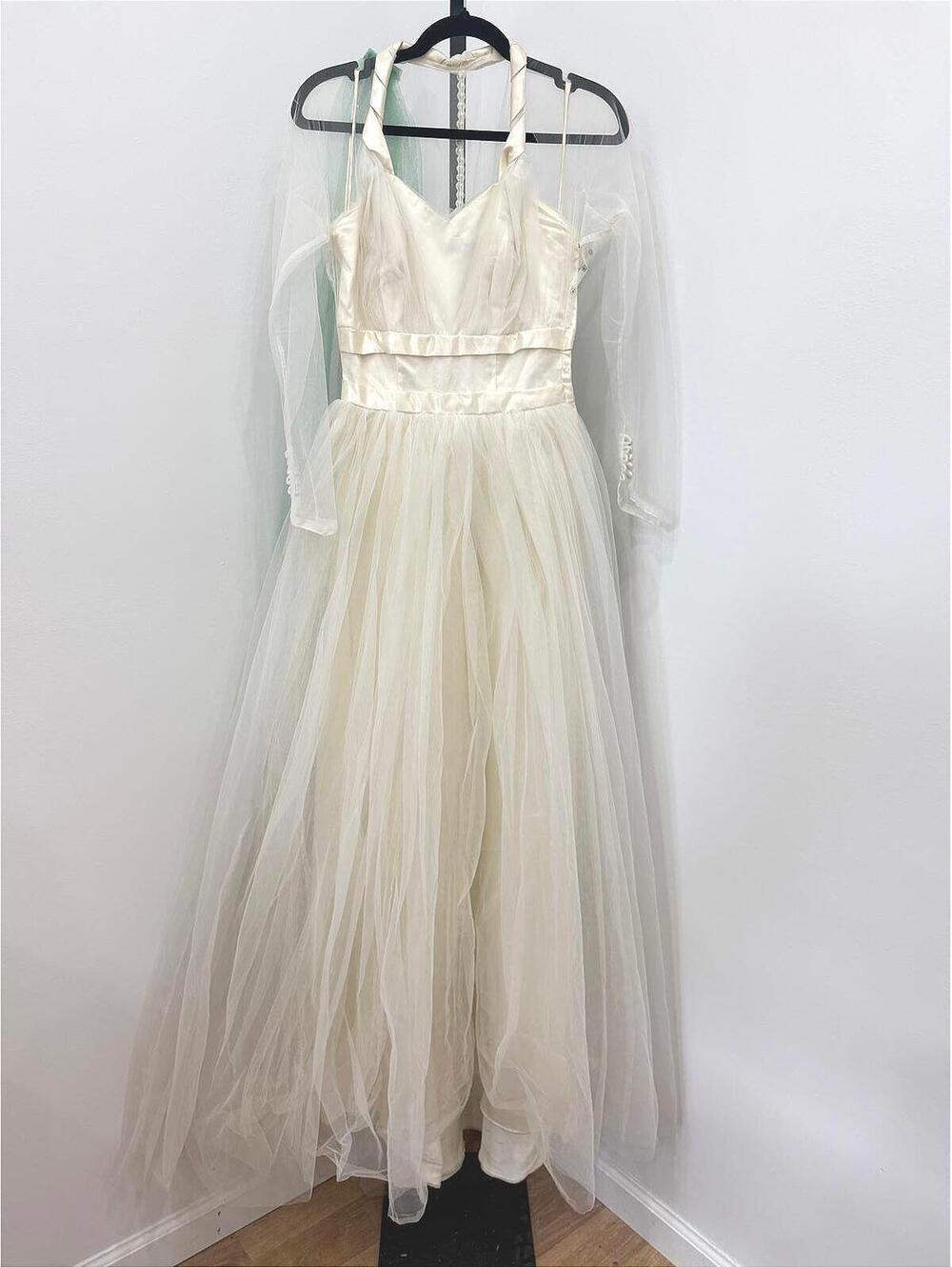 Elegant Ivory Tulle Evening Gown with Satin Bodice Vintage Wedding Dress